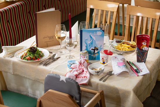 Ein gedeckter Kinder-Familien Mittagstisch im Familienhotel in Österreich